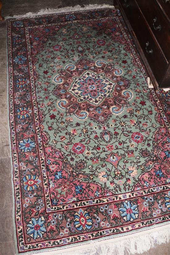 Red & green ground rug(-)